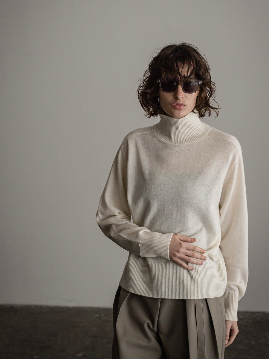 IH1223AW92802 Elbow patch turtleneck sweater IHATOV