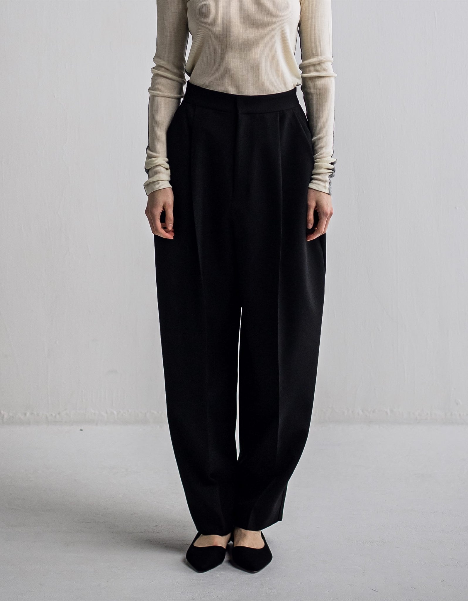 IH10-7A-28811 Tuck Curve Pants